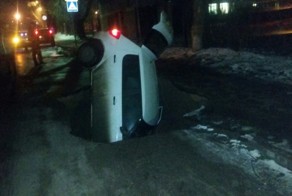 В Твери под землю провалился автомобиль