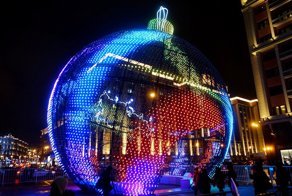 17-метровый новогодний шар на Манежной площади