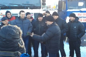 Лидер ДДТ Юрий Шевчук спел для протестующих дальнобойщиков