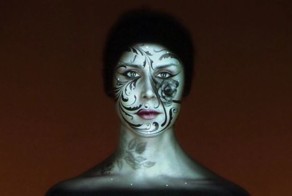 Удивительное шоу на лице девушки, созданное c помощью 3D-проекции