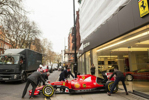 Лучший в мире дилер Ferrari получил в подарок болид Формулы-1