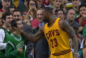 Баскетболист ЛеБрон Джеймс во время игры выразил своё почтение болельщику-инвалиду