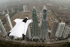 Фантастический полёт итальянской экстремалки и фотомодели между небоскребами