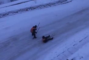 Иркутские дворники катаются по ледяной дороге на лопатах