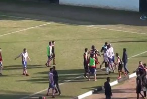 Турецкий футболист пнул лежащего соперника по голове после того, как был удален с поля