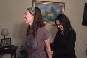 Эта девушка имеет уникальный "талант", который помогает ей освободиться от наручников