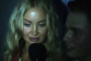 Блондинка зависла