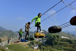 Канатная дорога для смелых в китайском парке