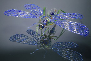 Художник из Индонезии превращает стеклотару в произведения искусства