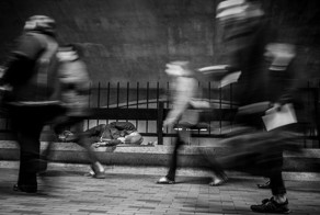 Честные и пронзительные фотографии людей, которых никто не хочет замечать