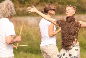 Американка исполнила танец с 10000 пчел на теле