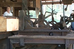Как работает старинная паровая лесопилка