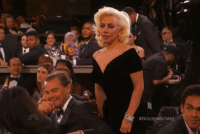 Леди Гага толкнула ДиКаприо, когда шла получать награду, и его реакция бесценна