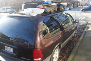 Мусорный контейнер из минивэна