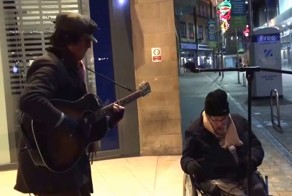 Трогательное выступление бездомного из Великобритании под аккомпанемент уличного музыканта покорило сердца миллионов людей