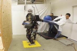 Любители пинать роботов перешли с четвероногих на двуногих