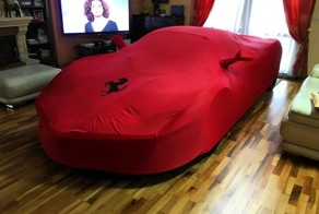 Владелец LaFerrari паркует свой гиперкар в гостинной