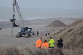 Подрыв старой морской мины времен Второй Мировой Войны