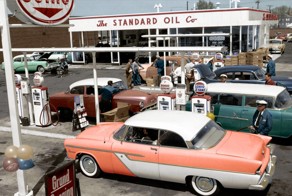 Автомобили на раскрашенных снимках прошлого