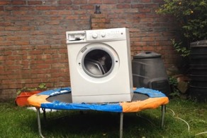 Что будет, если в стиральную машину засунуть кирпич, поставить ее на батут и включить?
