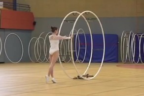 Потрясающее выступление гимнастки на рейнском колесе