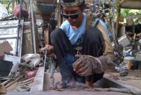 Частично парализованный индонезиец самостоятельно создал себе механический протез руки