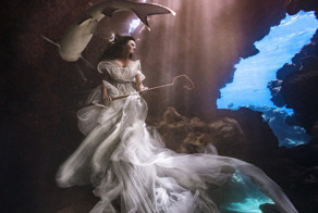 Фотограф привязал модель к гроту, кишащему акулами 