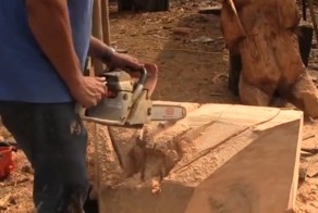 Гигантский краб, вырезанный из дерева