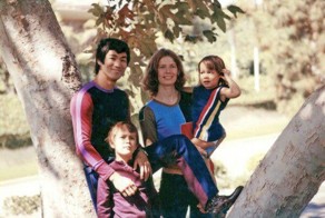 Трогательные семейные фотографии легендарного Брюса Ли. Таким вы его еще не видели!