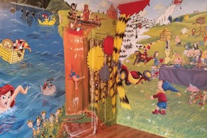 Родители украсили комнату дочки рисунками из волшебных сказок, чтобы привить ей любовь к чтению