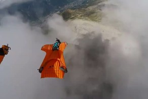 Эти отчаянные экстремалы летят настолько низко, что едва не касаются склона горы