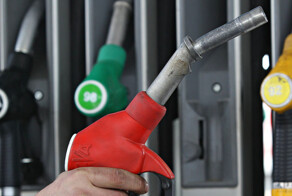 Нефть дешевеет, бензин дорожает 