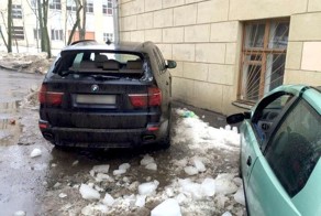 В Минске упавшие с крыши глыбы льда разбили BMW X5 и Fiat Punto