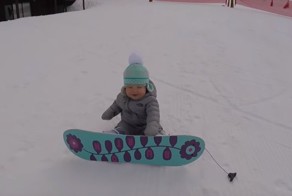 Эта 14-месячная девочка катается на сноуборде лучше многих из вас!