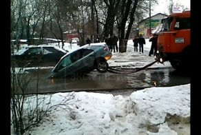 В Жуковском Фиат провалился под асфальт