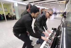  Зажигательное буги-вуги на пианино в аэропорту