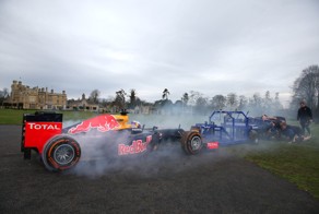 Болид Red Bull против команды регбистов