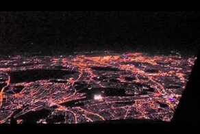 Ночной заход самолетов на посадку - вид из кабины пилотов