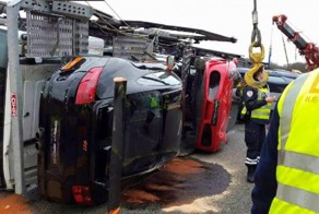 Автовоз с суперкарами перевернулся во Франции