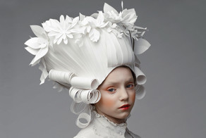 Российская художница создает потрясающие бумажные парики в стиле барокко