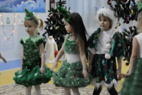 Мужчина получил нагоняй от супруги за съемку утренника сына