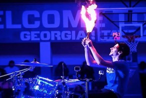 Зажигательное выступление барабанщика