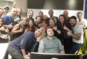 Парень уснул на работе, и интернет ему этого не простил