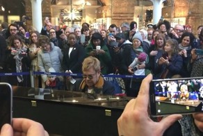 Сэр Элтон Джон удивил прохожих, своим неожиданным выступлением на лондонском вокзале