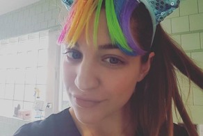 Новый тренд в Instagram: девушки красят челки в радужные цвета