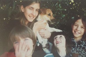 Сестры воссоздали фото с собакой, сделанное 16 лет назад, в последний день её жизни