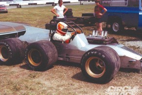 Три колеса с одной стороны и только одно с другой