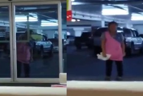 Уборщица пытается вымыть автоматические двери супермаркета 