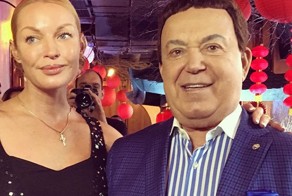 Анастасия Волочкова выпрыгнула из платья, показав грудь на публике