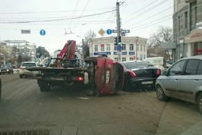 В Кирове Lada Kalina упала с эвакуатора на припаркованный Jaguar